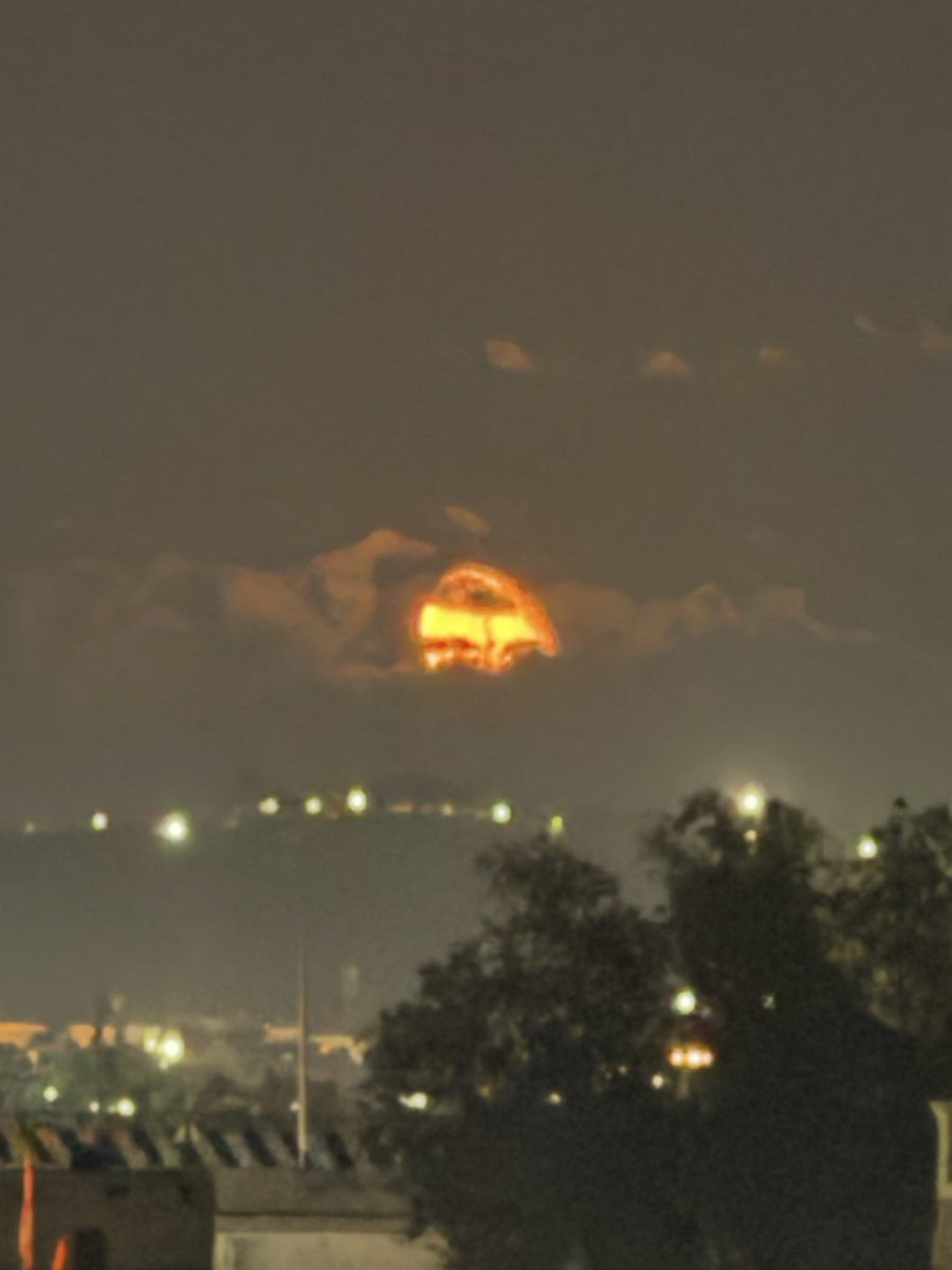 Rohan_cod's tweet image. The moon finally rises, painting the sky with its golden glow 🌕✨

#Moonrise #KarwaChauth2025