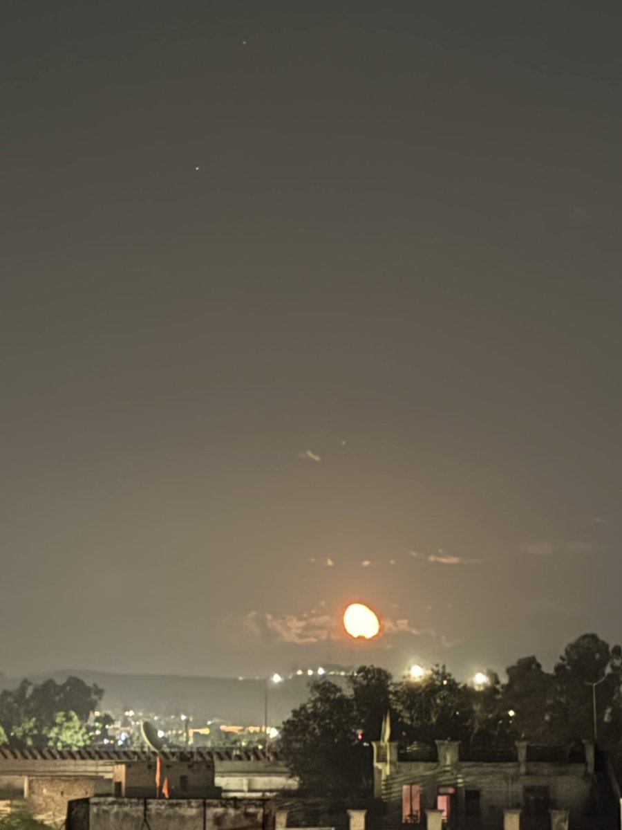 Rohan_cod's tweet image. The moon finally rises, painting the sky with its golden glow 🌕✨

#Moonrise #KarwaChauth2025