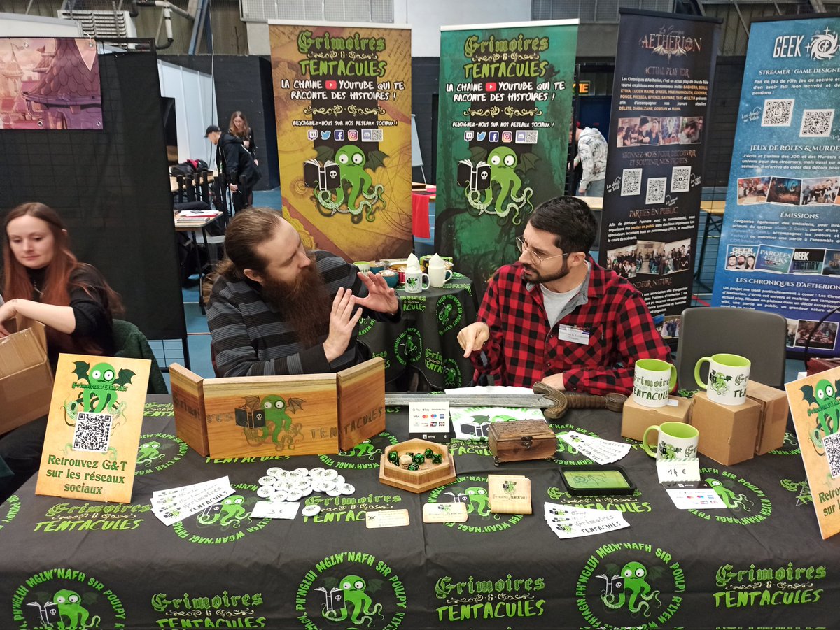 A <a href="/Octogones/">Convention OctoGônes</a> , on a fait le choix de la tranquillité cette année.

Ici, la réalité de notre petite table salon de thé loin des gens. 

(Et la façade où faire genre qu'on est sérieux)