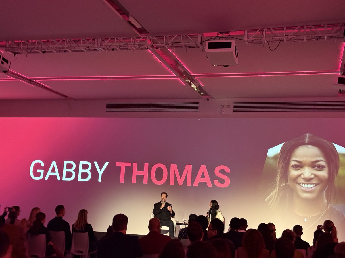 HowieLongShort's tweet image. .@alexisohanian and @itsgabbyt on stage at The Starting Line.