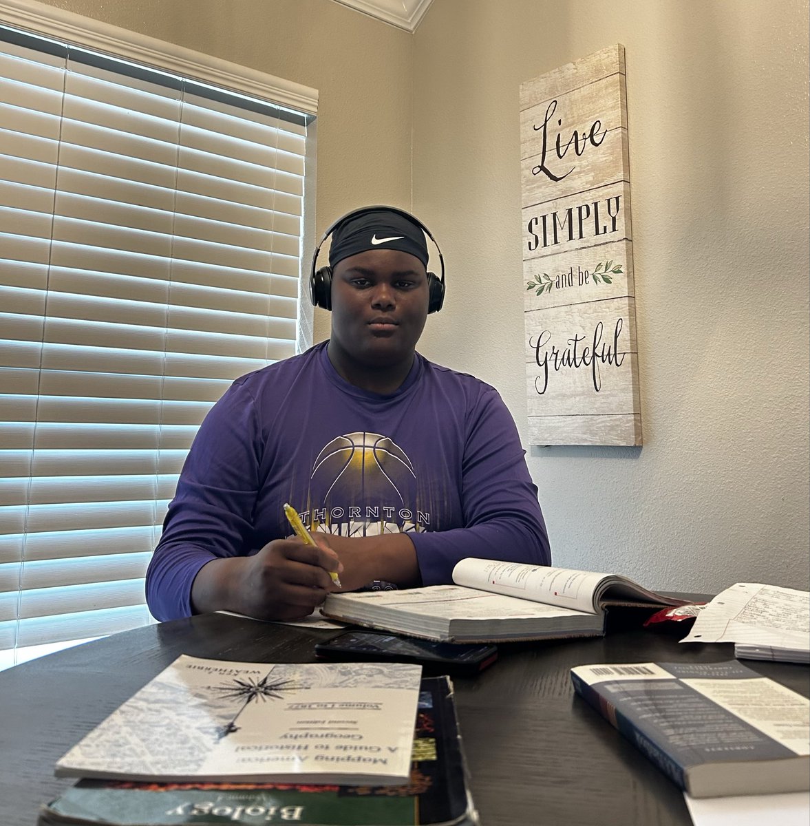 OfficialMakaiEd's tweet photo. Making this student-athlete with emphasis big on  STUDENT look like easy work. Winning is a consequence of Preparation and WORK and tied to God’s Blessings!🙏🏿💪🏿
We 7-0 Coach! #makaiedwards #studentathlete #football #lineman #offensivetackle #blindside https://t.co/Rluie84VuB