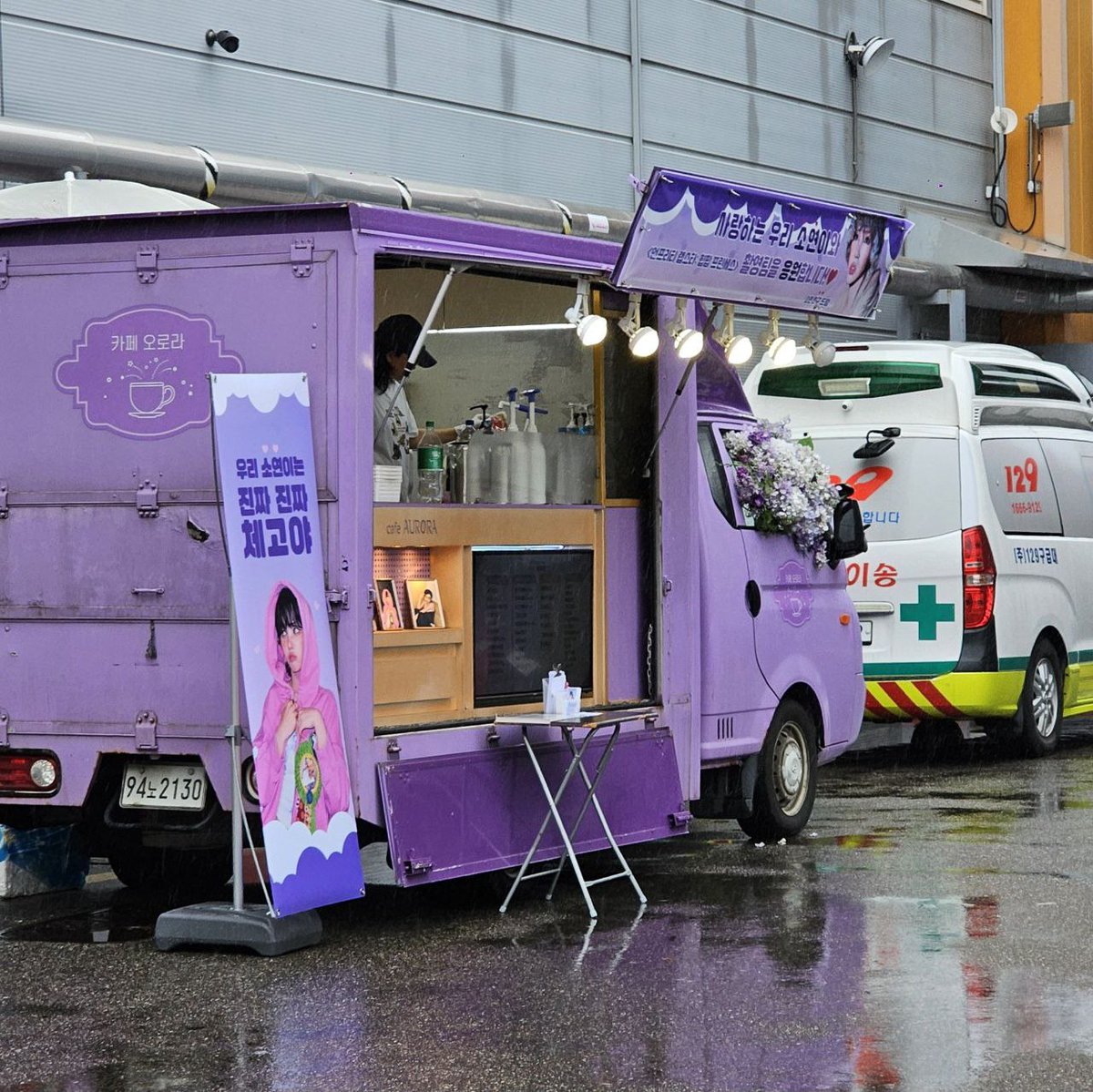 IDLEarab's tweet image. 251010 معلومة

شاحنة القهوة الخاصة بسويون خلال تصوير برنامج Hip Pop Princess

— DUA  @official_i_dle  #SOYEON