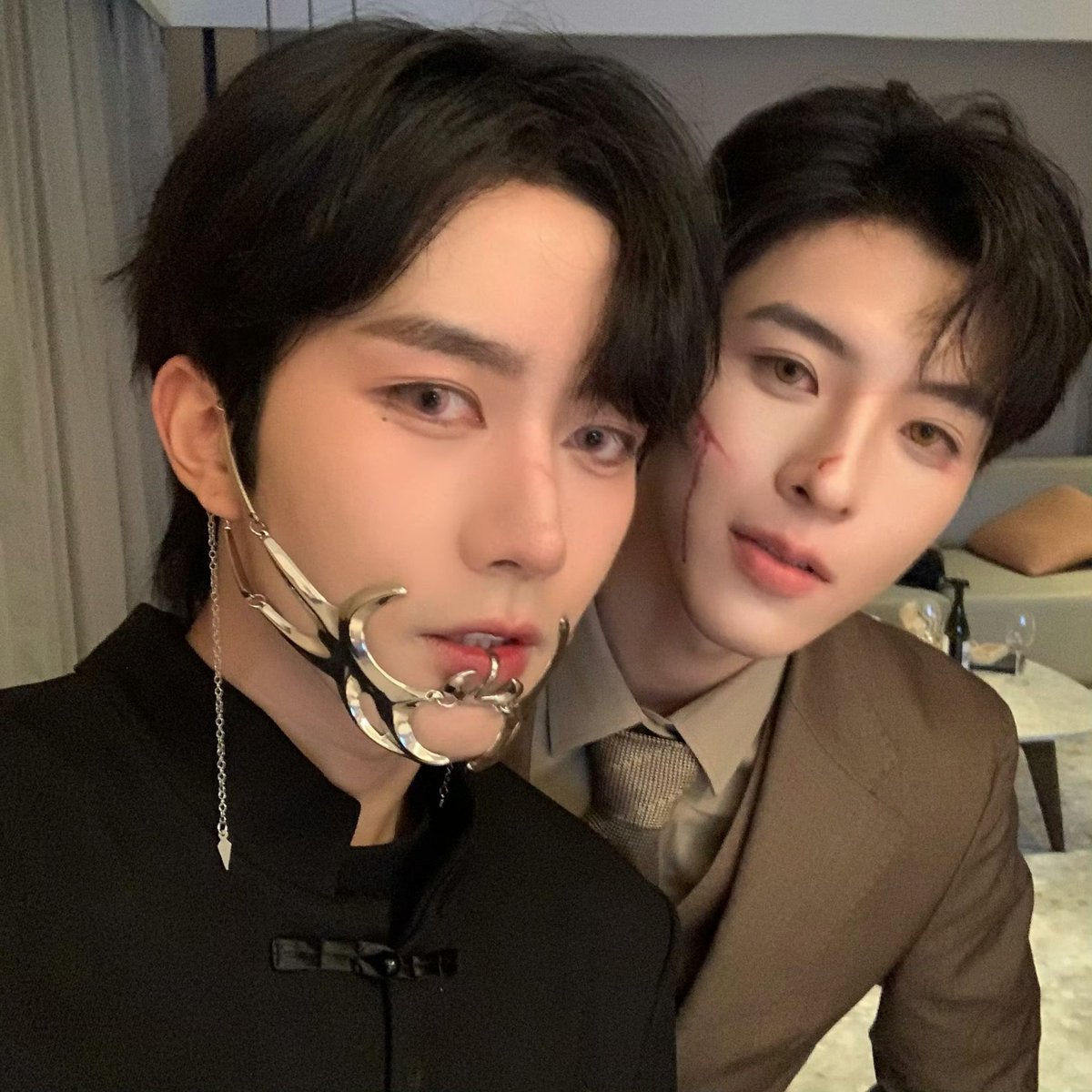 ertherealm's tweet photo. These selfies are legend ⭐🍂 https://t.co/ktpDF0KBOm