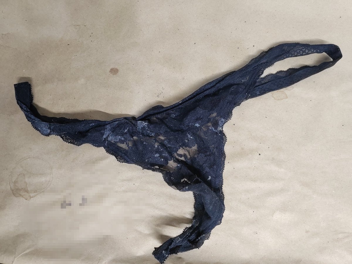 APORTE…

“Anoche tuvimos una reunión en casa de mi mujer hoy en la mañana encontré una tanga de ella así o cogio con alguien que no fui yo y se limpio con la tanga o anoche alguien se masturbo con la tanga, como haya sido se la dejaron llena, aun huele a semen, olorosa y tiesa.”