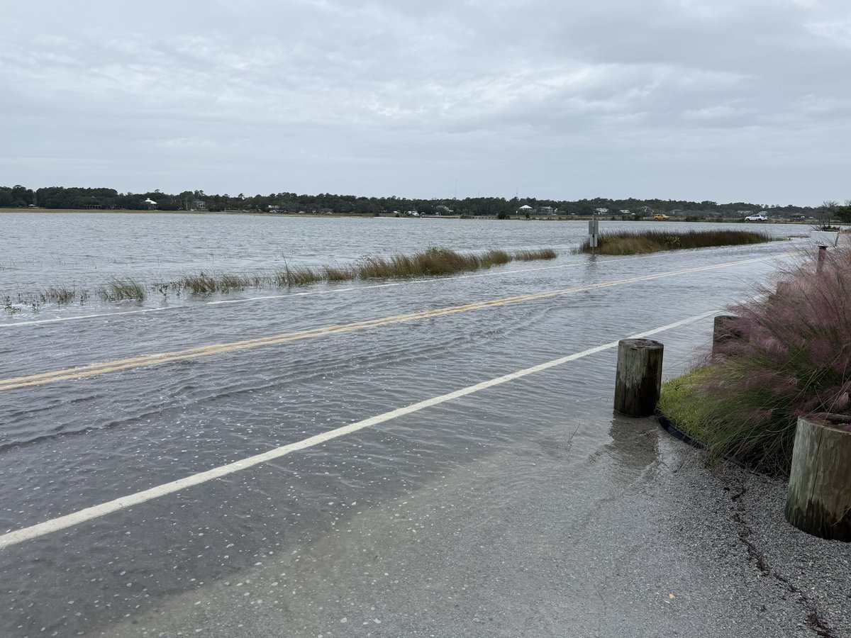 jerry_lieberman's tweet photo. @PawleysIslandPD 15mins ago, the road was dry….  It’s coming in fast https://t.co/ycw3Hnkgqi