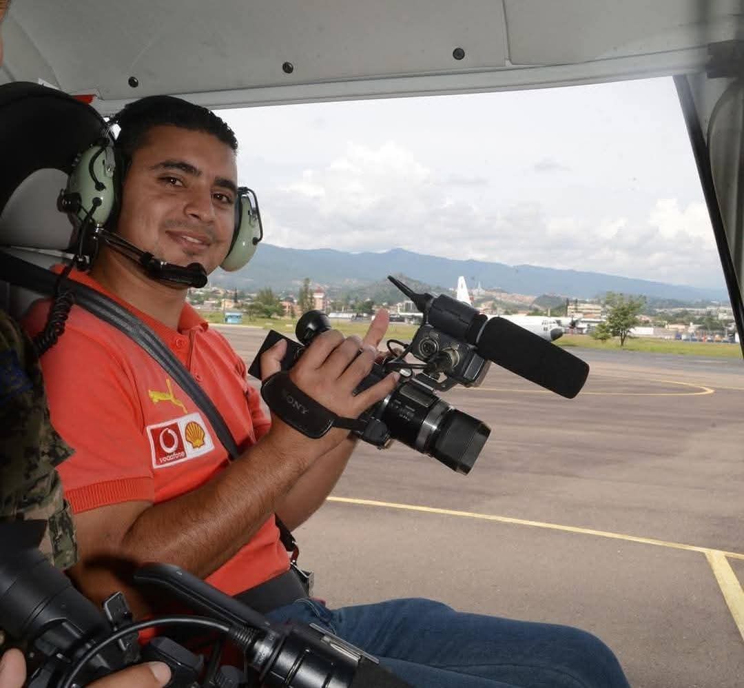 WashoHonduras's tweet image. NOS UNIMOS AL DOLOR DE SU FAMILIA 

*

Hallan muerto en el interior de su habitación a camarógrafo, Josue Moisés García de 40 años en la colonia el Pedregal de Tegucigalpa.
