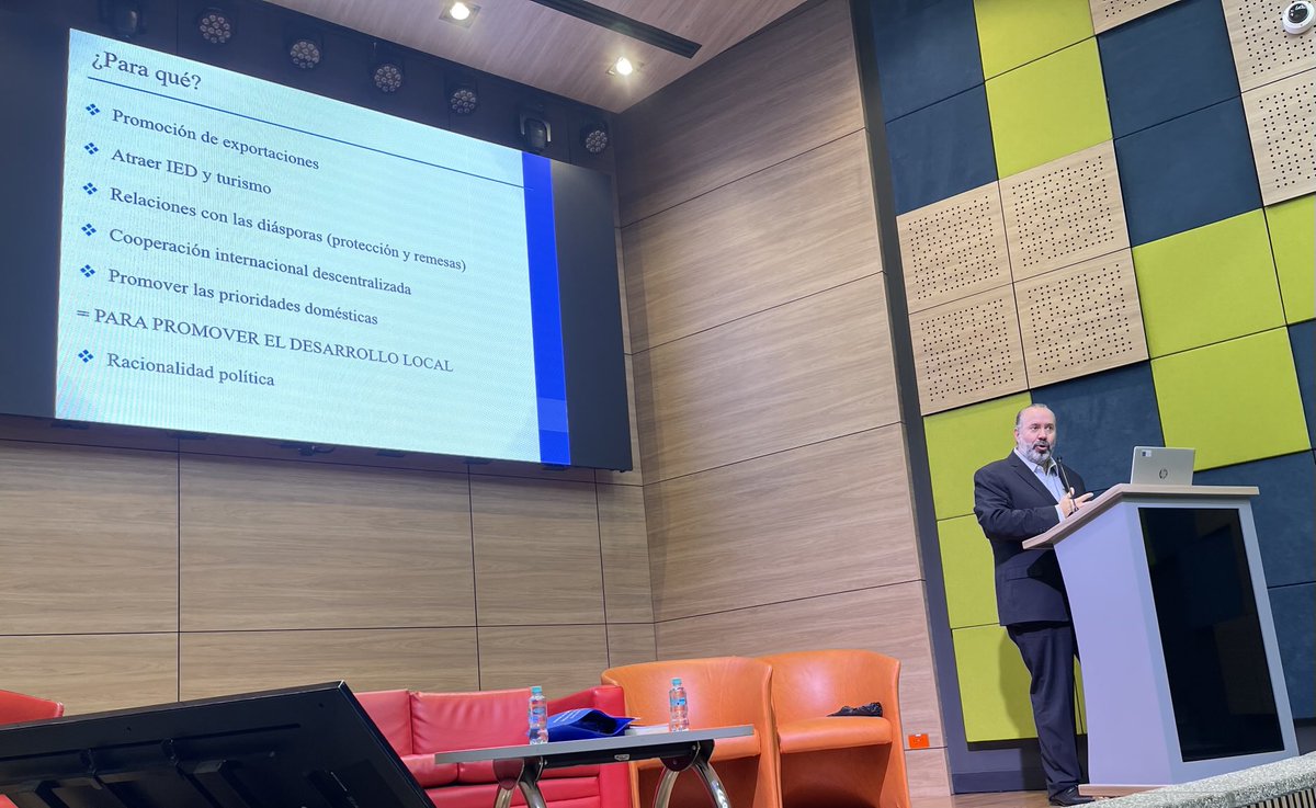 Conferencia del profesor ⁦<a href="/jorgeschiavon/">Jorge Schiavon</a>⁩ sobre Paradiplomacia en el Congreso RedIntercol ⁦<a href="/PaulaXRuizC/">Paula Ruiz</a>⁩ ⁦<a href="/EstudiosAfrica/">Jerónimo Delgado-Caicedo</a>⁩ ⁦<a href="/OrdonezGonzalo/">Gonzalo Ordonez-Matamoros</a>⁩ ⁦<a href="/pilargaitanp/">Pilar Gaitan Pavia</a>⁩