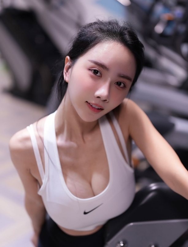 珍奶穿成這樣去健身房真的會受不了