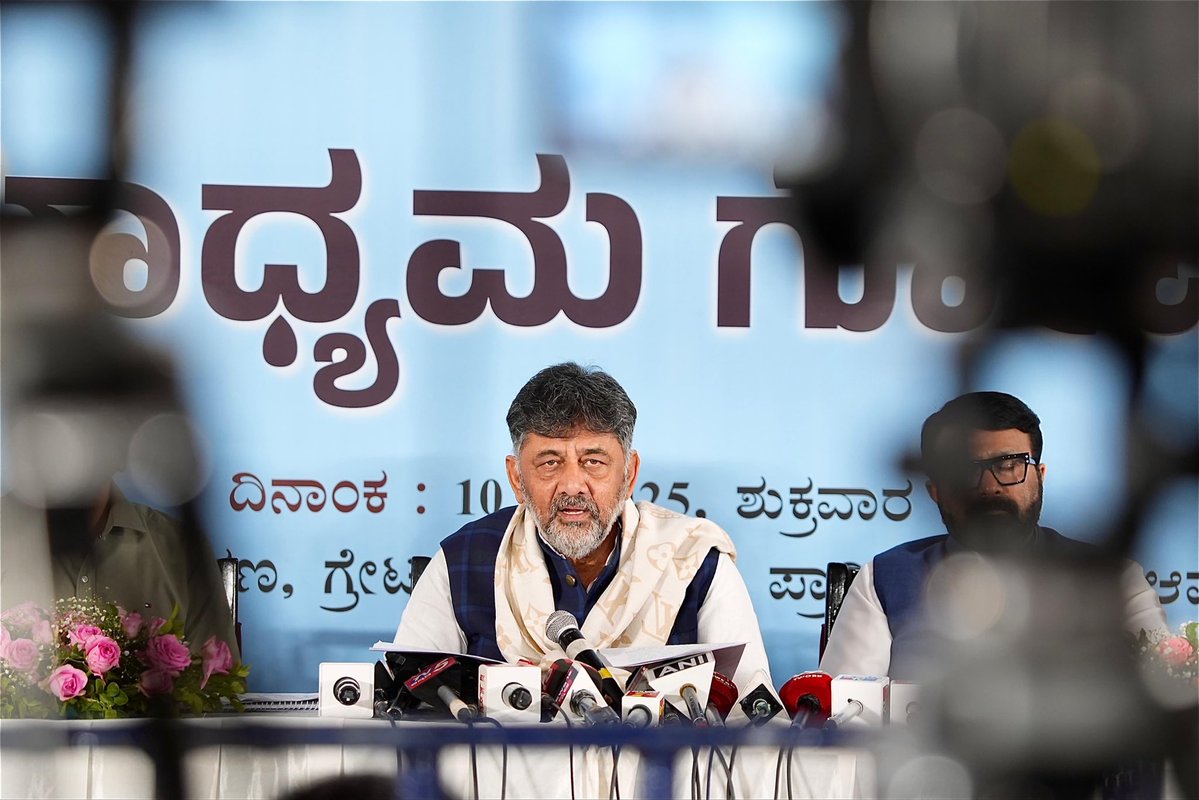DKShivakumar's tweet image. ಇಂದು ಗ್ರೇಟರ್ ಬೆಂಗಳೂರು ಪ್ರಾಧಿಕಾರದ ಕೇಂದ್ರ ಕಚೇರಿ ಆವರಣದ ಕೆಂಪೇಗೌಡರ ಪೌರ ಸಭಾಂಗಣದಲ್ಲಿ ಇಂದು ಮುಖ್ಯಮಂತ್ರಿಗಳಾದ ಶ್ರೀ ಸಿದ್ದರಾಮಯ್ಯ ಅವರೊಂದಿಗೆ ಗ್ರೇಟರ್ ಬೆಂಗಳೂರು ಪ್ರಾಧಿಕಾರದ ಮೊದಲ ಸಭೆಯಲ್ಲಿ ಭಾಗವಹಿಸಿದ ನಂತರ ಮಾಧ್ಯಮದವರ ಜೊತೆ ಮಾತನಾಡಿದೆ. 

ಗ್ರೇಟರ್‌ ಬೆಂಗಳೂರು ಆಡಳಿತ ಕಾಯ್ದೆಯನ್ನು 2025ರ ಮೇ 15ರಂದು ಜಾರಿಗೆ…