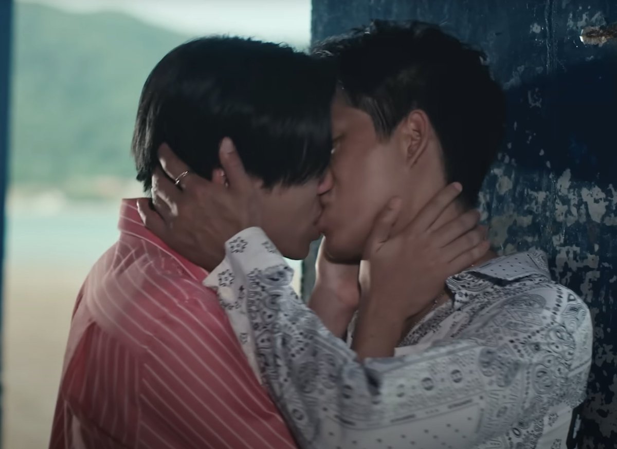 khunthanawin's tweet photo. i know some people are sick and tired of the size diff thing but ARE YOU SEEING THEIR HANDS HERE WTFFFFF

#ThatSummerSeriesEP4 https://t.co/m3nhWsCOv4