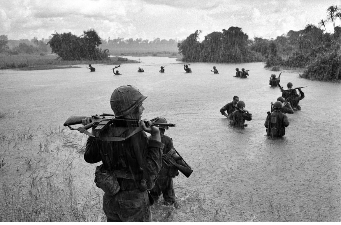 TheReconCast's tweet image. US paratroopers of the 2nd Battalion, 173rd Airborne Brigade, hold their automatic weapons above water as they cross a river in the rain during a search for Viet Cong positions in the jungle area of Ben Cat, September 25, 1965.

(AP / Henri Huet)

#TheHerd