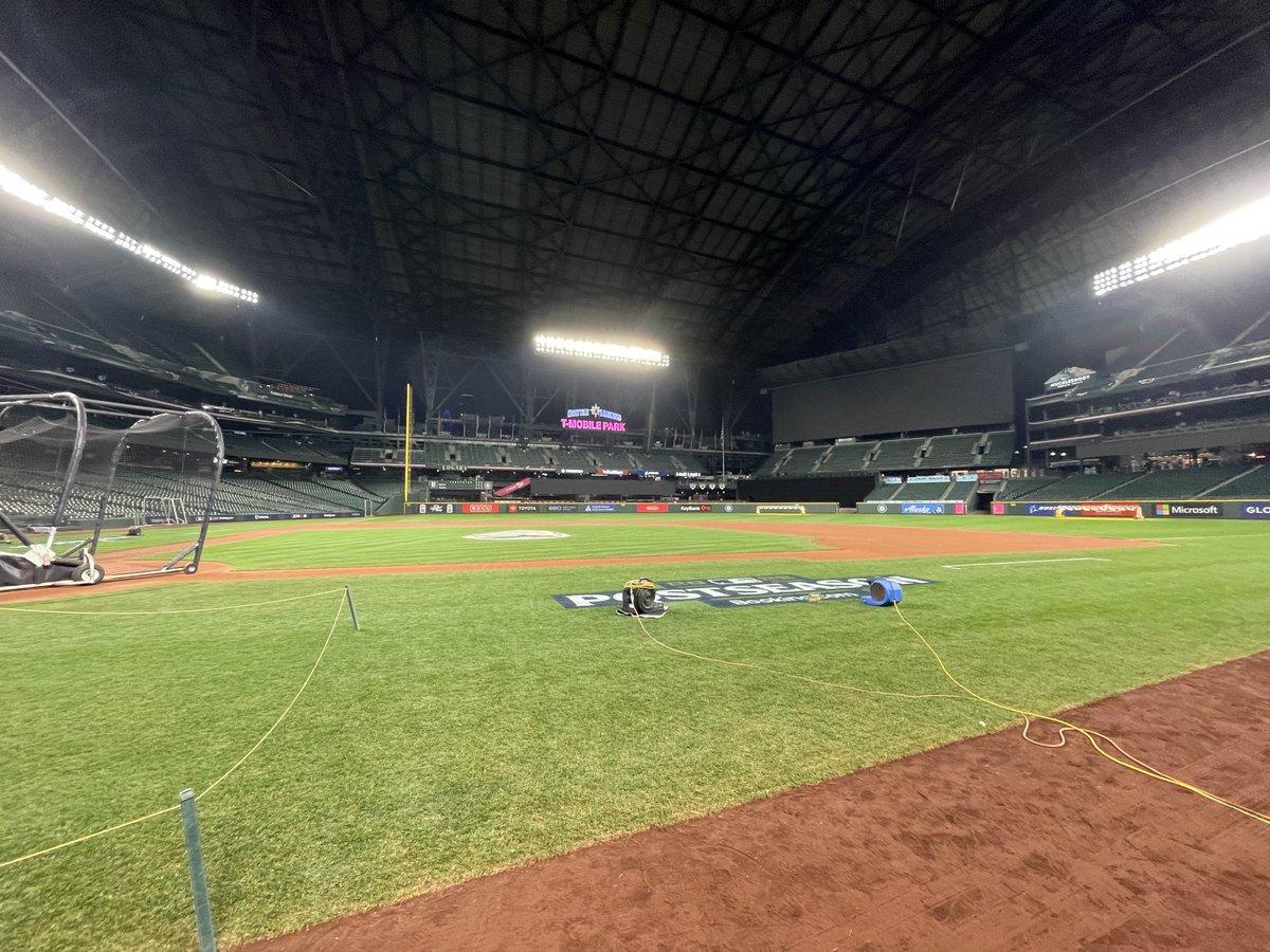 LukeKIRO's tweet image. Been playing the GREATEST #Mariners calls this morning from the legendary #DaveNiehaus We have one more for you at 830… the #BigUnit #RandyJohnson #Seattle #ALDS #MLBPlayoffs @KIRONewsradio