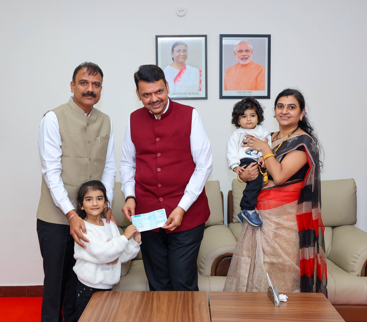 CMOMaharashtra's tweet image. मुख्यमंत्री देवेंद्र फडणवीस यांना नाशिक येथे डॉ. दिकपाल गिरासे व शुभांगी गिरासे यांच्यावतीने लहानग्या अद्विका व कियांश गिरासे यांनी अतिवृष्टीग्रस्तांसाठी 'मुख्यमंत्री सहाय्यता निधी'मध्ये ₹51,000 देणगीचा धनादेश सुपूर्द केला. यावेळी मुख्यमंत्री फडणवीस यांनी त्यांचे आभार मानले!…