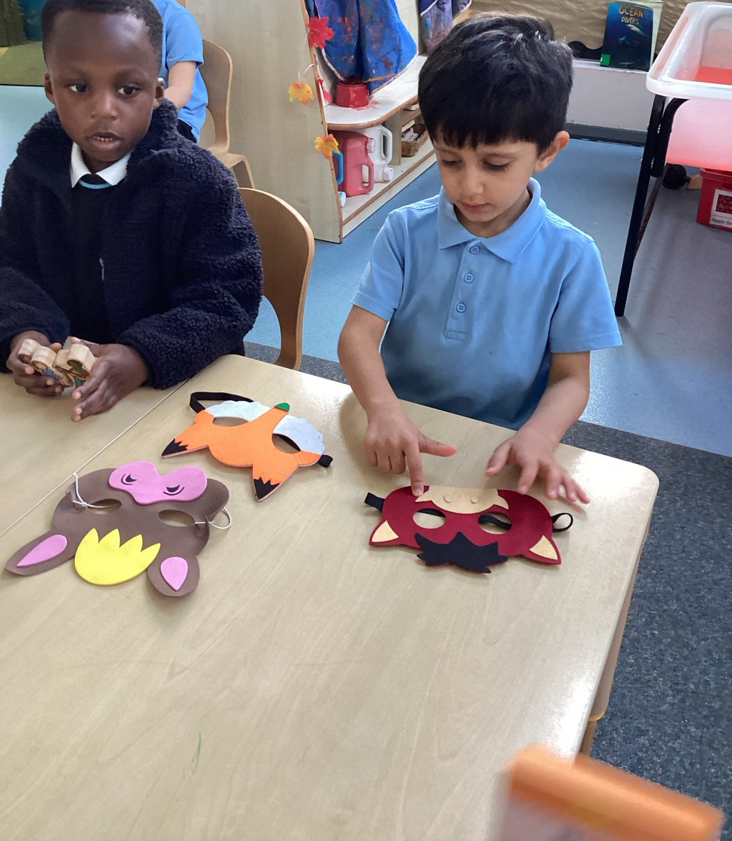 We were learning about the ‘threeness’ of 3. The children searched the room for 3 items to bring back to the table. 1️⃣2️⃣3️⃣