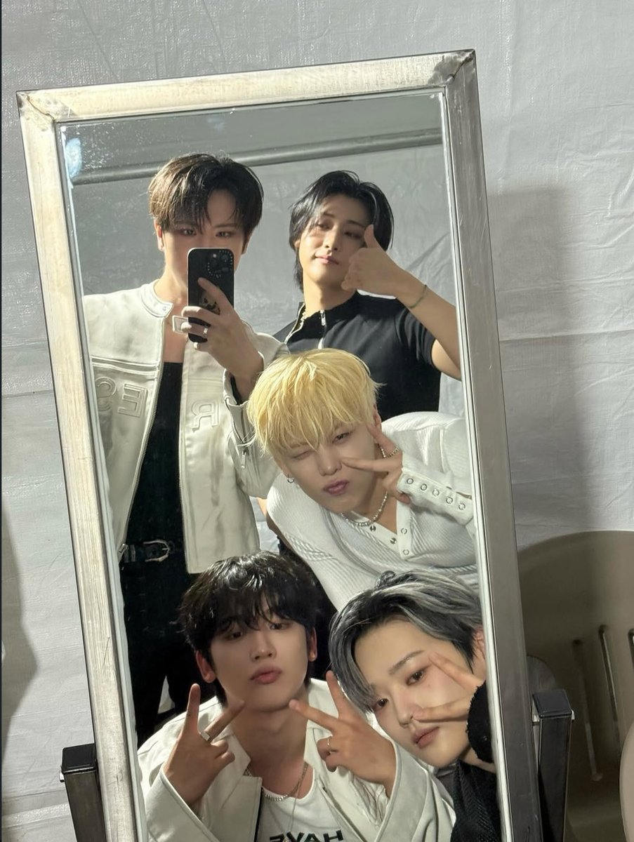 yorangdandanie's tweet photo. who wants to be delusional with me an think they left a space for junseo 🚬🙂‍↔️ https://t.co/QUttZCjaQ0