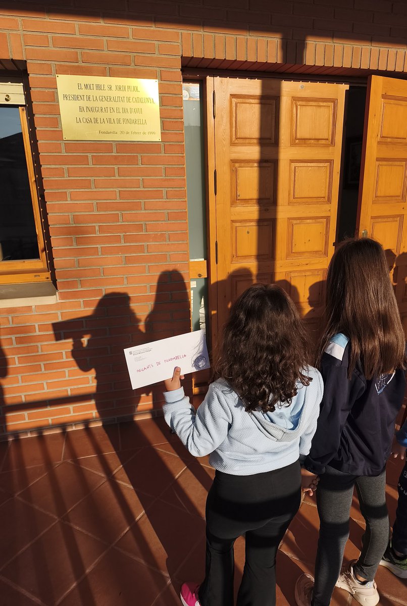 Avui l'alumnat de Cicles Inicial, ha anat a l'ajuntament a portar una carta que han escrit en resposta als gegants Pau i Treva. #projecteinterdisciplinar #tradicionscatalanes #gegants <a href="/ajfondarella/">Ajuntament de Fondarella</a> @gegantsfondarella