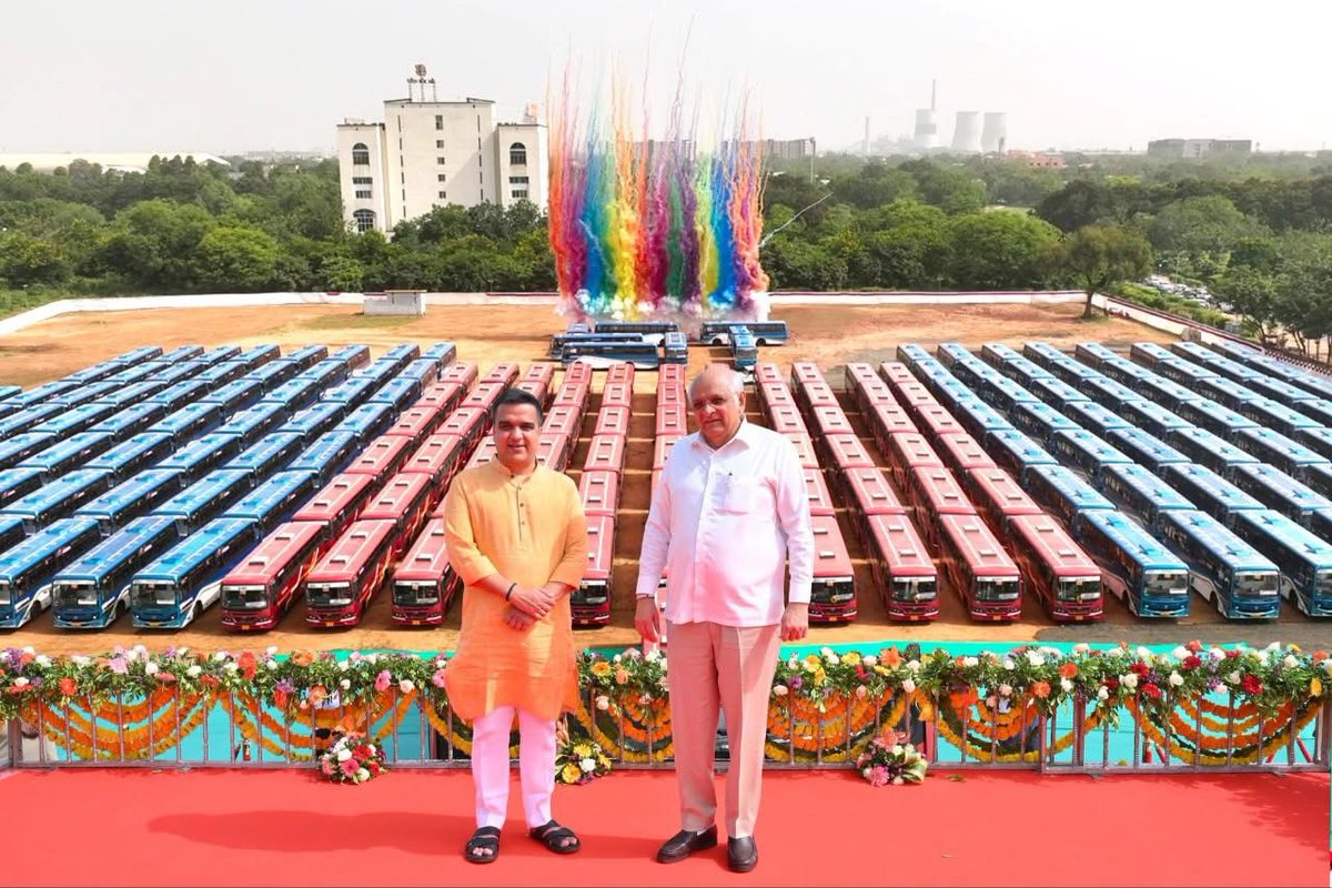 jaydeepbjp99's tweet image. ગુજરાતના નાગરિકોની મુસાફરી વધુ સુગમ અને સુવિધાસભર બને તે માટે માનનીય મુખ્યમંત્રી શ્રી @Bhupendrapbjp જી એ ગાંધીનગર ખાતે એસ.ટી. નિગમની નવી 201 બસોનું લોકાર્પણ કર્યું. જેમાં, 136 સુપર એક્સપ્રેસ, 60 સેમી લક્ઝરી અને 5 મીડી બસોનો સમાવેશ થાય છે.