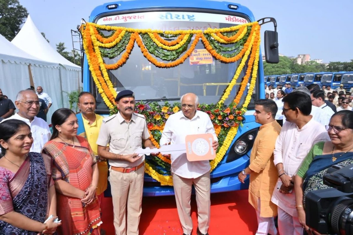 jaydeepbjp99's tweet image. ગુજરાતના નાગરિકોની મુસાફરી વધુ સુગમ અને સુવિધાસભર બને તે માટે માનનીય મુખ્યમંત્રી શ્રી @Bhupendrapbjp જી એ ગાંધીનગર ખાતે એસ.ટી. નિગમની નવી 201 બસોનું લોકાર્પણ કર્યું. જેમાં, 136 સુપર એક્સપ્રેસ, 60 સેમી લક્ઝરી અને 5 મીડી બસોનો સમાવેશ થાય છે.