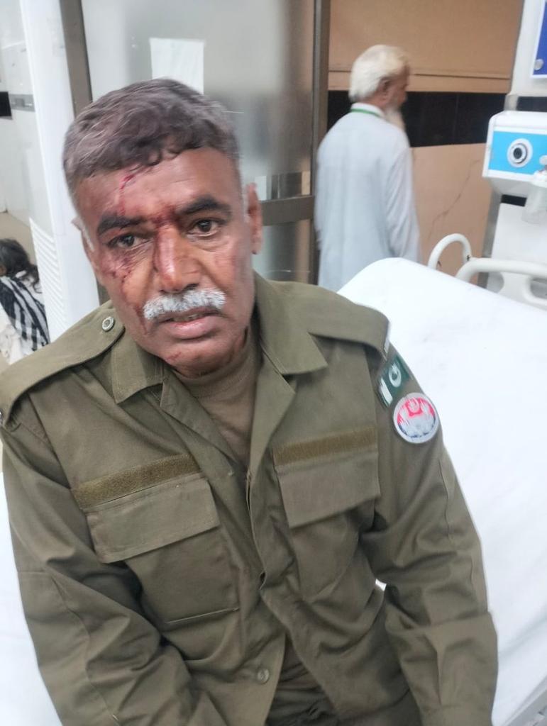 Rehanviews1's tweet image. تحریک لبیک کا مارچ، کارکنوں کے پتھراو سے ایک ایس ایچ او سمیت 13 پولیس اہلکار زخمی ہوگئے

#TLP #TLP_PROTEST