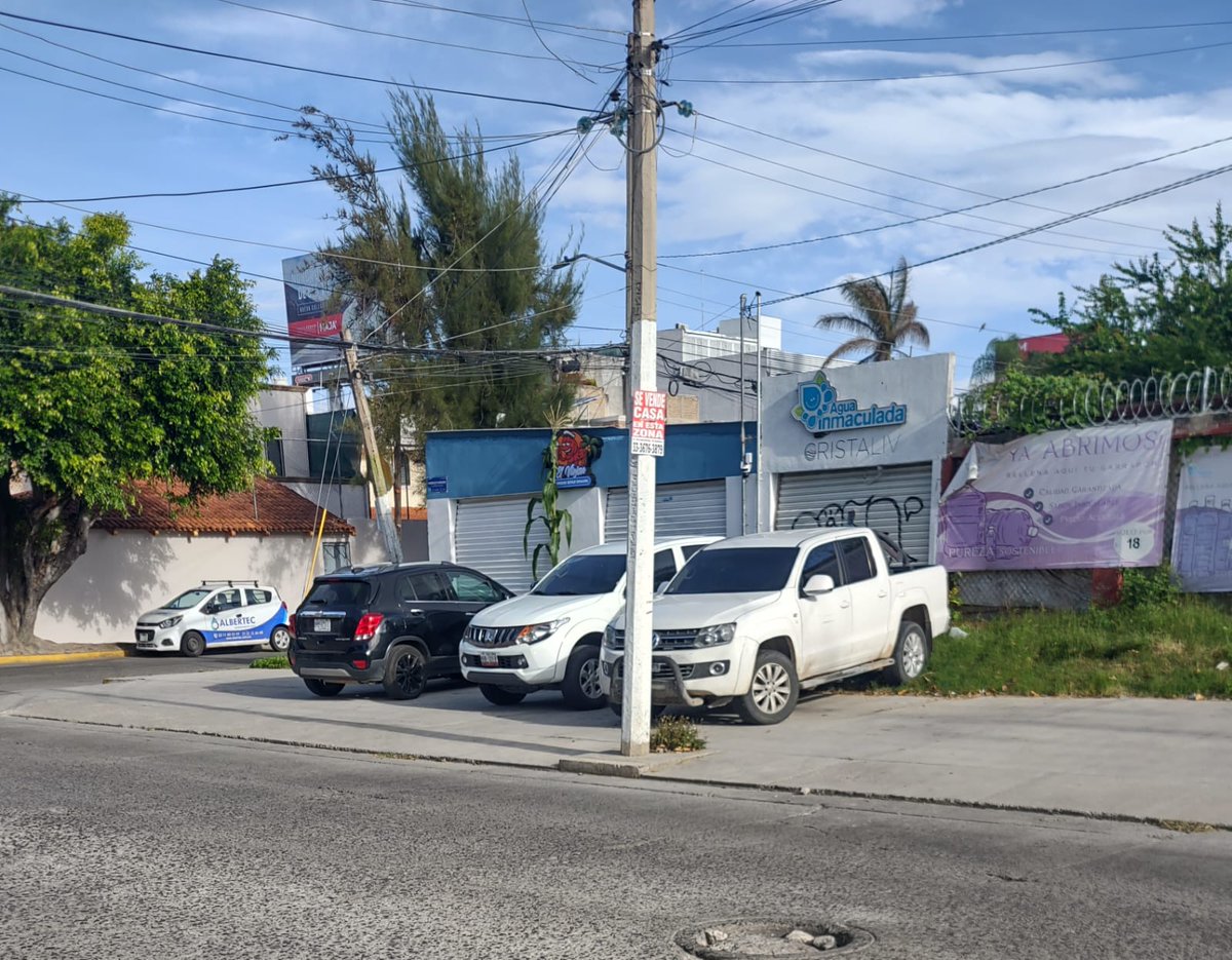CesBoro's tweet image. @MovilidadZap @PoderAG_Zap @JaliscoVial @ZapopanDen Facil adueñarse de banqueta (Gabrielle D Anunnzio y Maurice Baring, en col. Jard. Vallarta), basta con traer placas foráneas y las leyes en Jalisco no les aplica. Era mejor cuando les quitaban la placa a infractores foráneos😡