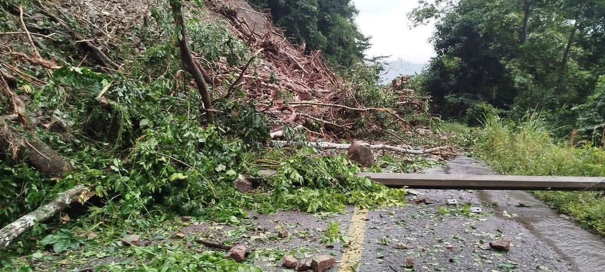 🚧 AVISO IMPORTANTE 🚧
Se encuentra cerrado el paso a todo tipo de vehículos en la carretera Tuxtepec–Oaxaca, tramo Tuxtepec–Cerro Pelón, debido a un derrumbe registrado a la altura del km 61+100.

#Oaxaca #Tuxtepec #PrecauciónVial #Carreteras