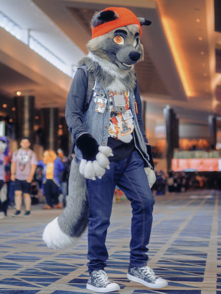 Oh hey! Almost didn’t see you there.
Happy #FursuitFriday!

🧵: <a href="/TheGoldenMaw/">Golden Maw</a> &amp; <a href="/NinaRicciaCrea/">NinaRiccia</a>