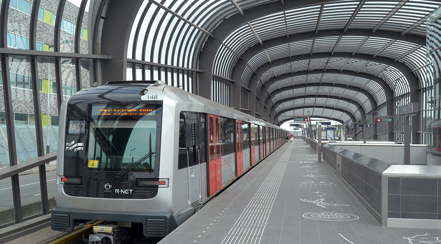 MokumMagazine's tweet photo. Dit is waarom de metro in Amsterdam vaker vastloopt dan je relatie -  https://t.co/5EwpNTqOQd https://t.co/HvA5q28jTC