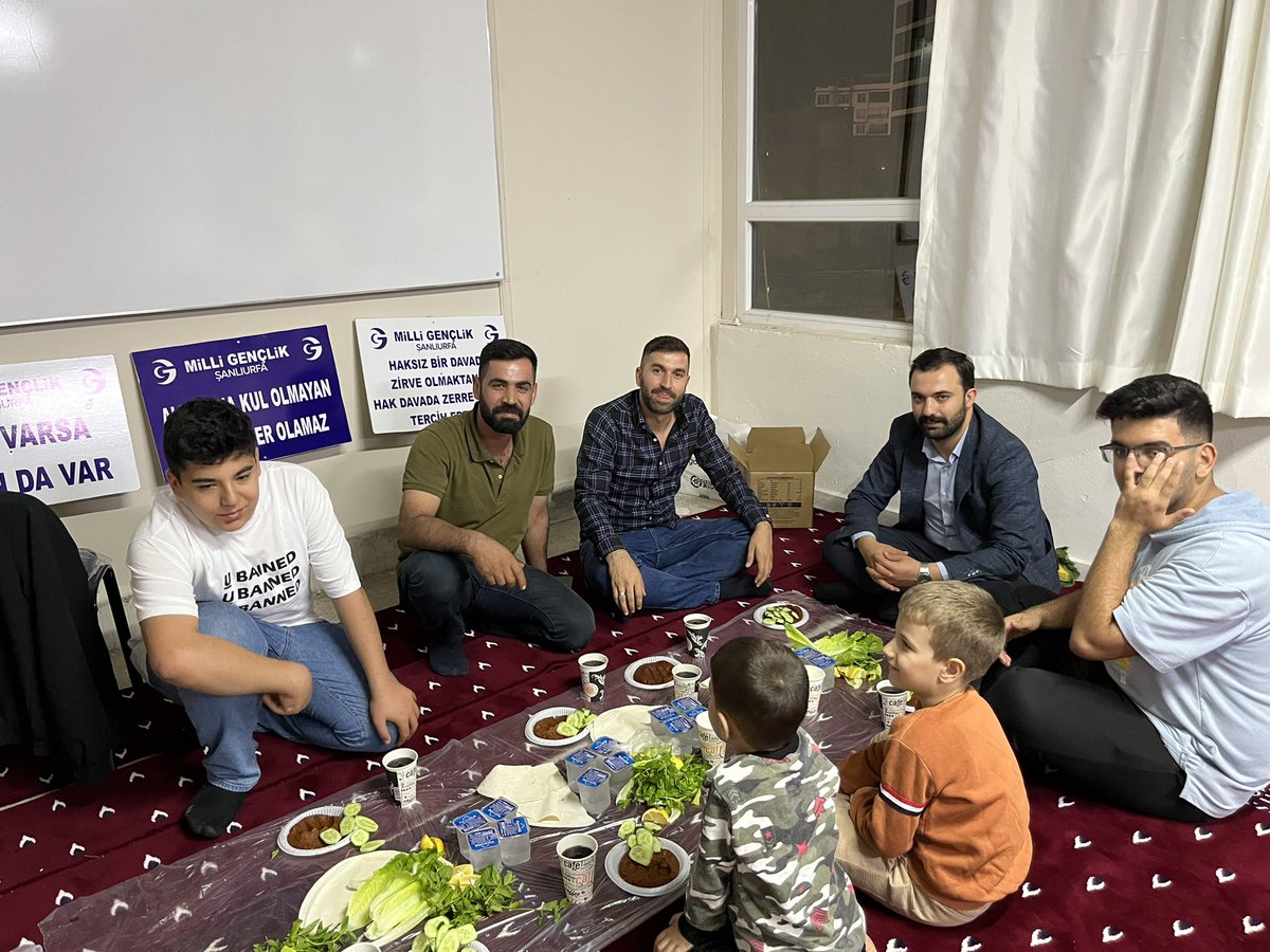 Milli Gençlik olarak genç kardeşlerimizle bir araya geldik.
Siyonizmin karanlık yüzünü anlatan bir belgesel izledik; tarihimizi, davamızı ve sorumluluğumuzu bir kez daha hatırladık.
Ardından çiğ köfte etkinliğimizde aynı sofrada buluşup kardeşliğimizi pekiştirdik.
Hem öğrendik