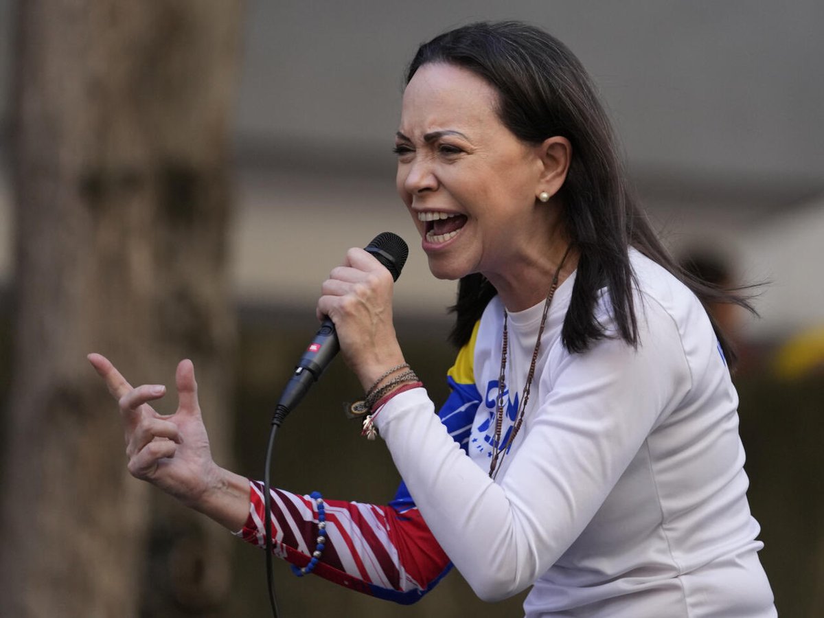 ماريا كورينا ماتشادو فازت بجائزة نوبل للسلام، وهي تُعد من أبرز الداعمين لإسر.ائيل في فنزويلا، رغم أن العلاقات بين فنزويلا وإسر.ائيل مقطوعة بالكامل منذ عام 2009 عقب العدوان الإسرا.ئيلي على غزة، حين قرر الرئيس الراحل هوغو تشافيز طرد جميع الدبلوماسيين الإسرائيليين من البلاد.
وتُعرف