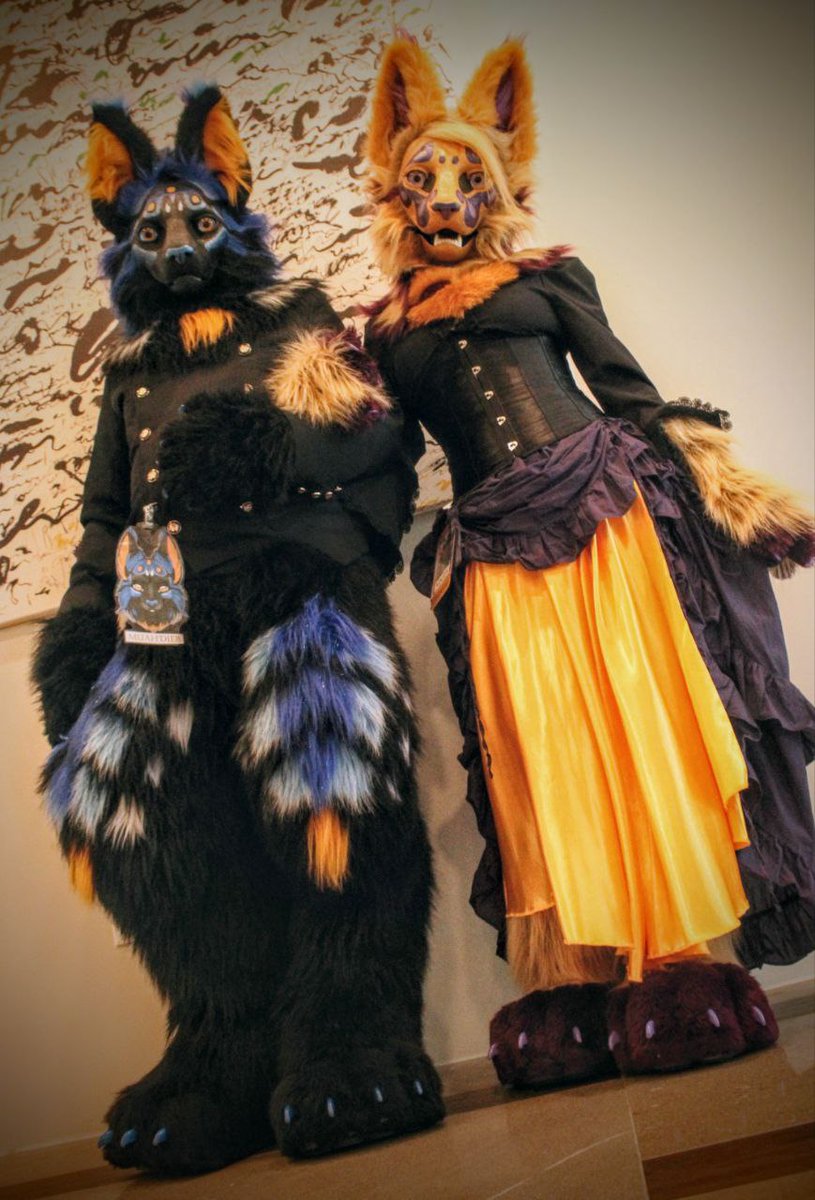You're so smol, that's adorable....
#FursuitFriday
Me wearing Muah'Deib and my GF in Zuri at MFM 2025. 

✂️= <a href="/Keeatah/">Kandorin Creations</a>  (heads &amp; tails) and me (Feet, hands, legs)
📸= Grandby