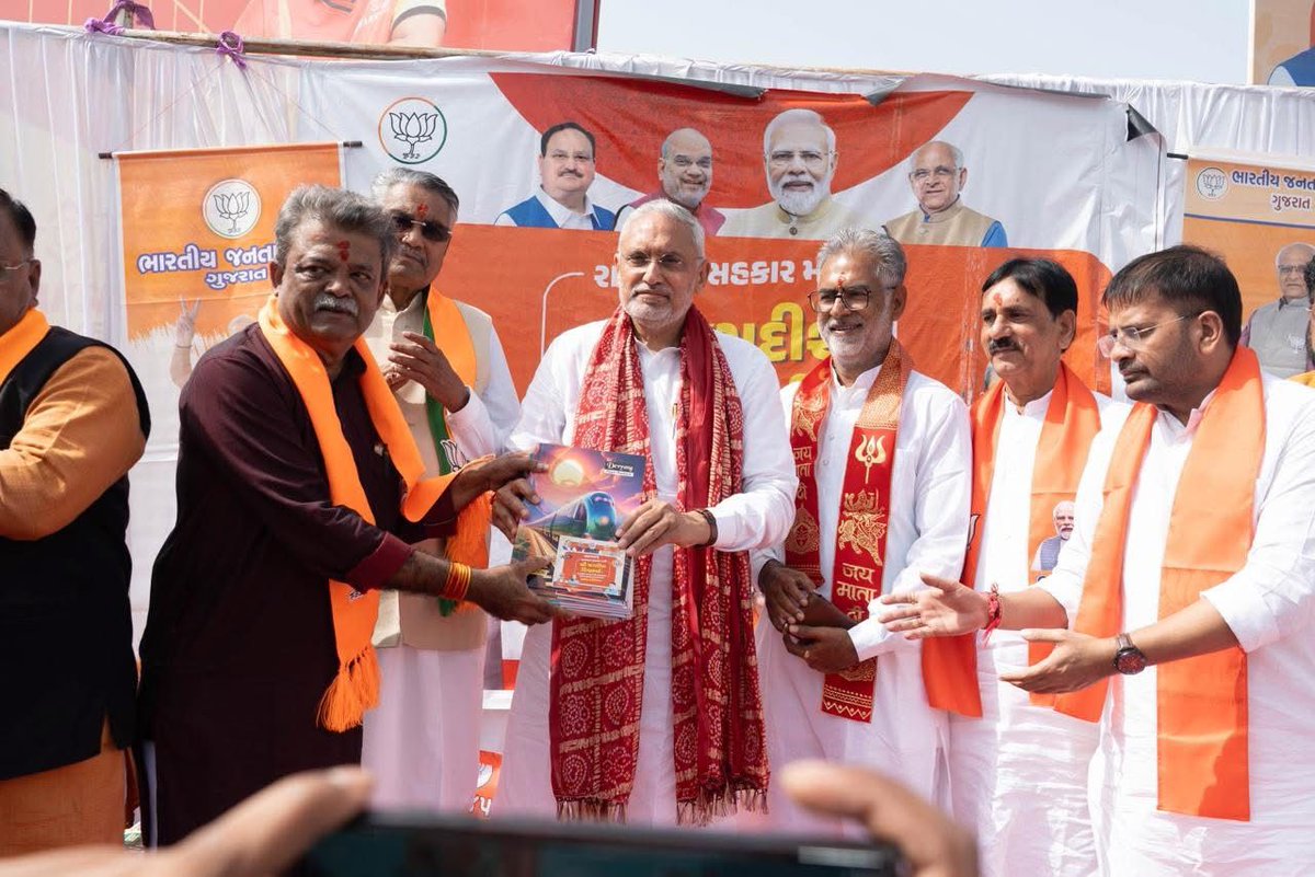 humbal_babubhai's tweet image. વતનની ધરતીના આશીર્વાદ...
ભારતીય જનતા પાર્ટી, ગુજરાતના પ્રદેશ અધ્યક્ષ તરીકેનો પદભાર સંભાળ્યા બાદ વતનની ભૂમિ બનાસકાંઠામાં પધારેલા શ્રી @MLAJagdish જીનું દાંતા, જલોત્રા, ઢેલાણા અને બનાસ ડેરી ખાતે કાર્યકર્તાઓ અને નાગરિકોએ ઉષ્માભર્યું સ્વાગત કર્યું.