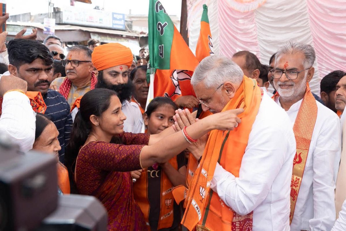 humbal_babubhai's tweet image. વતનની ધરતીના આશીર્વાદ...
ભારતીય જનતા પાર્ટી, ગુજરાતના પ્રદેશ અધ્યક્ષ તરીકેનો પદભાર સંભાળ્યા બાદ વતનની ભૂમિ બનાસકાંઠામાં પધારેલા શ્રી @MLAJagdish જીનું દાંતા, જલોત્રા, ઢેલાણા અને બનાસ ડેરી ખાતે કાર્યકર્તાઓ અને નાગરિકોએ ઉષ્માભર્યું સ્વાગત કર્યું.