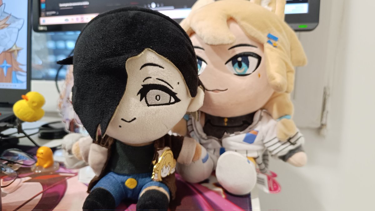 p_u_p_i's tweet image. S-She&apos;s right behind me isn&apos;t she..?