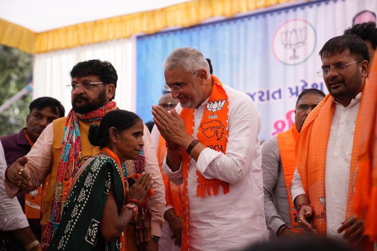humbal_babubhai's tweet image. ભારતીય જનતા પાર્ટી, ગુજરાતના પ્રદેશ અધ્યક્ષ તરીકે વરણી થયા બાદ સિદ્ધપુર પધારેલા શ્રી @MLAJagdish જીનું કાર્યકર્તાઓ અને નાગરિકોએ અભિવાદન કર્યું.