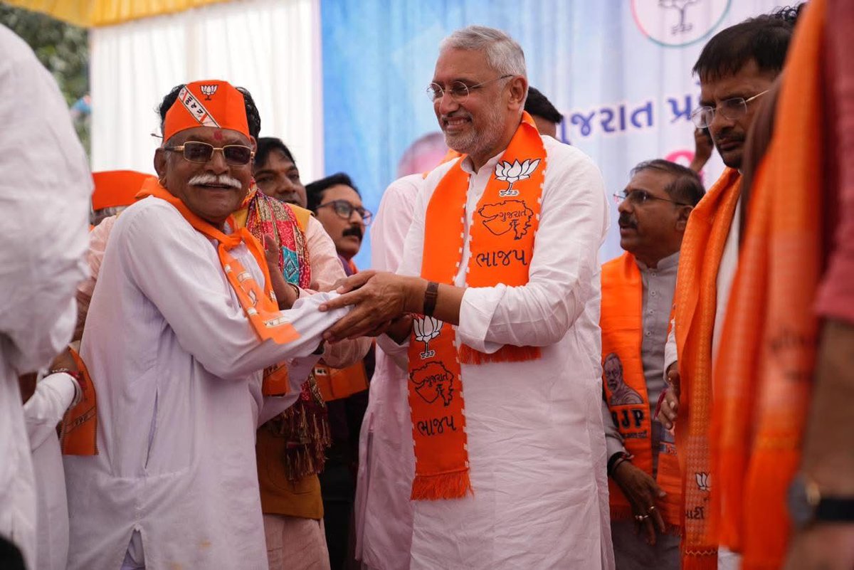 humbal_babubhai's tweet image. ભારતીય જનતા પાર્ટી, ગુજરાતના પ્રદેશ અધ્યક્ષ તરીકે વરણી થયા બાદ સિદ્ધપુર પધારેલા શ્રી @MLAJagdish જીનું કાર્યકર્તાઓ અને નાગરિકોએ અભિવાદન કર્યું.