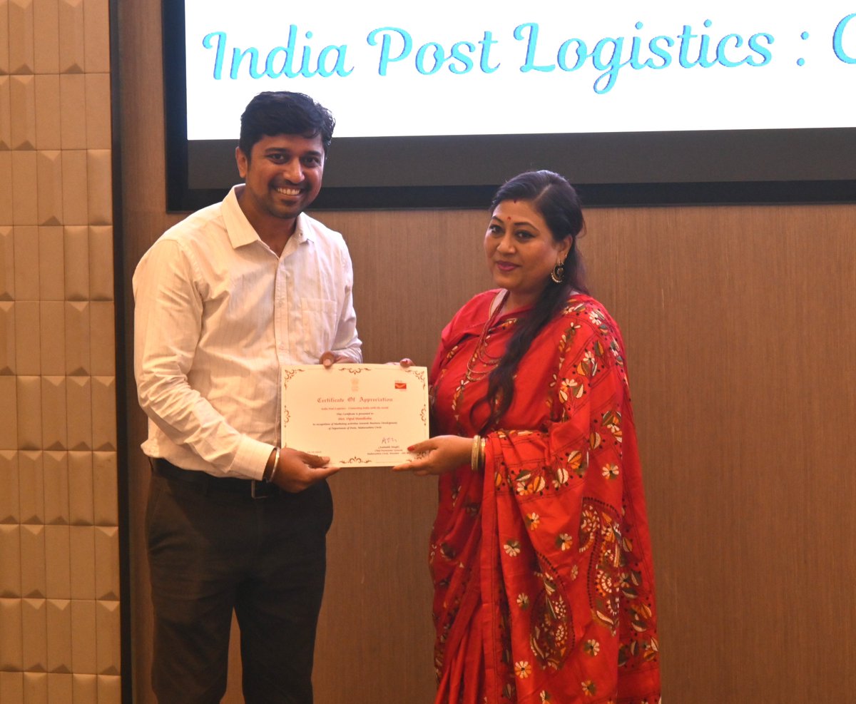cpmgmaharashtra's tweet image. *Boosting Confidence:* This recognition will surely motivate our team to continue delivering exceptional service! 💪 
#IndiaPost #EmployeeRecognition #PostalLifeInsurance #Marketing #TeamIndiaPost