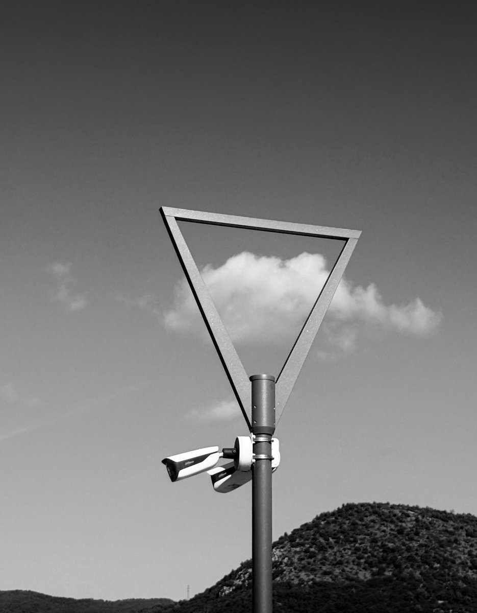 Alonein43672278's tweet image. #photography #blackandwhite #triangle #cameras #cloud