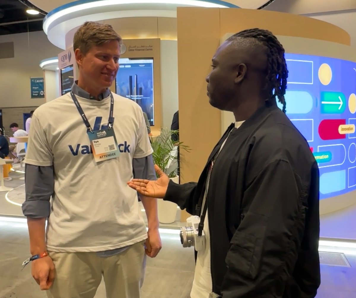 donny_verve's tweet image. How to convince an investor to fund your in company 2025 and beyond ⬇️

1) Show the investor that you have returning customers that are paying you frequently 🔄

2) Show you’ve built a repeatable sales model that brings in new customers 🔁

That’s it. Its all about traction.