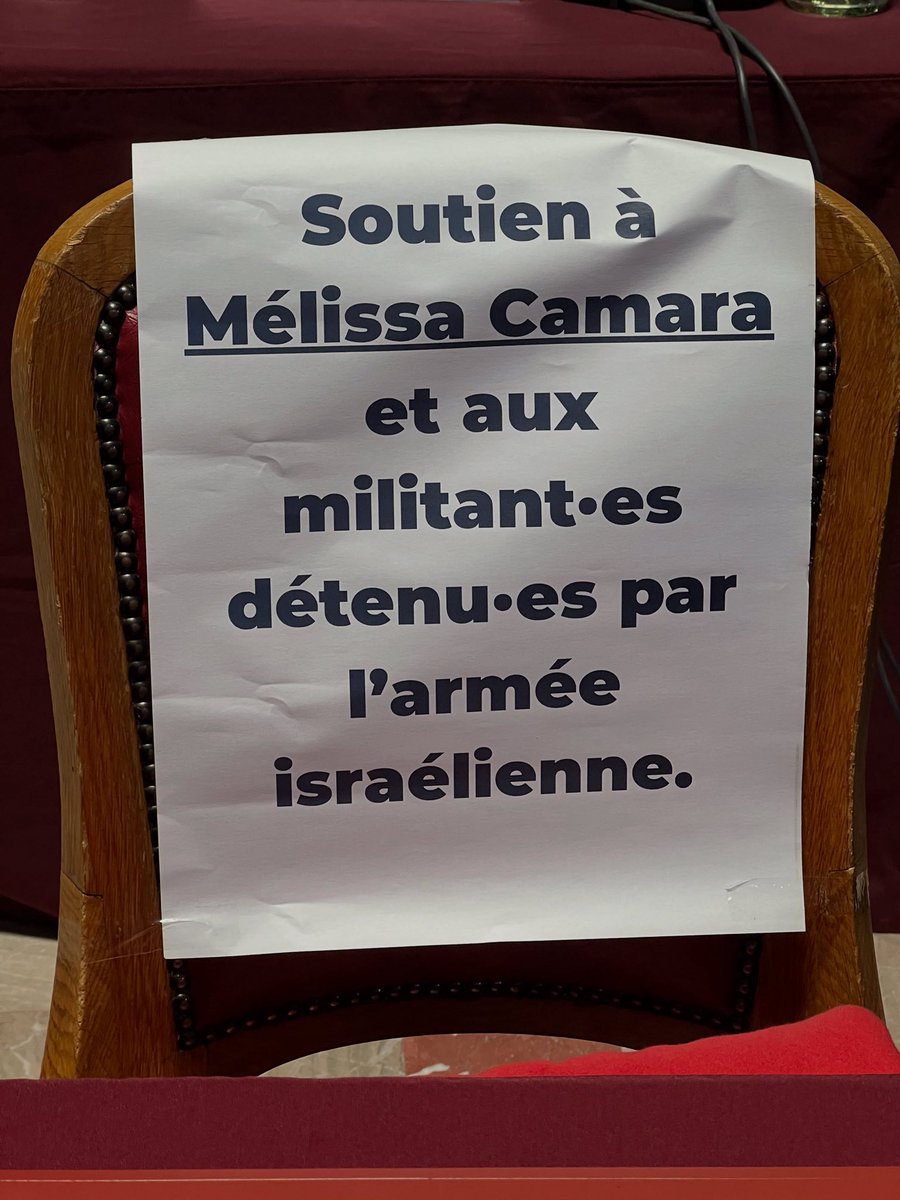 #CMLille vient de débuter et il y a une chaise vide ! C’est avec beaucoup d’émotion que nous pensons à notre collègue Mélissa Camara <a href="/CAMARAMlissa2/">Mélissa CAMARA</a> actuellement en prison, détenue par l’armée israélienne. 

Nous demandons sa libération immédiate <a href="/EmmanuelMacron/">Emmanuel Macron</a>  <a href="/jnbarrot/">Jean-Noël Barrot</a>