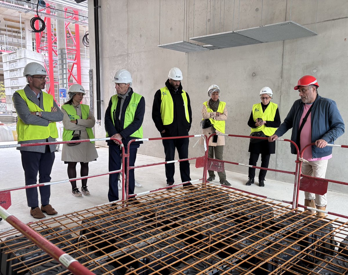 👷‍♂️ Visite du chantier de la future École d’art de Paris-Cergy lors de la journée des Coulisses du Bâtiment avec la #FFB95
➡️ Projet de 23 M€, gros œuvre terminé en janv. 2026, livraison pour la rentrée 2026.
👏 Belle vitrine des métiers du BTP !
#ValdOise #Cergy #cergy2