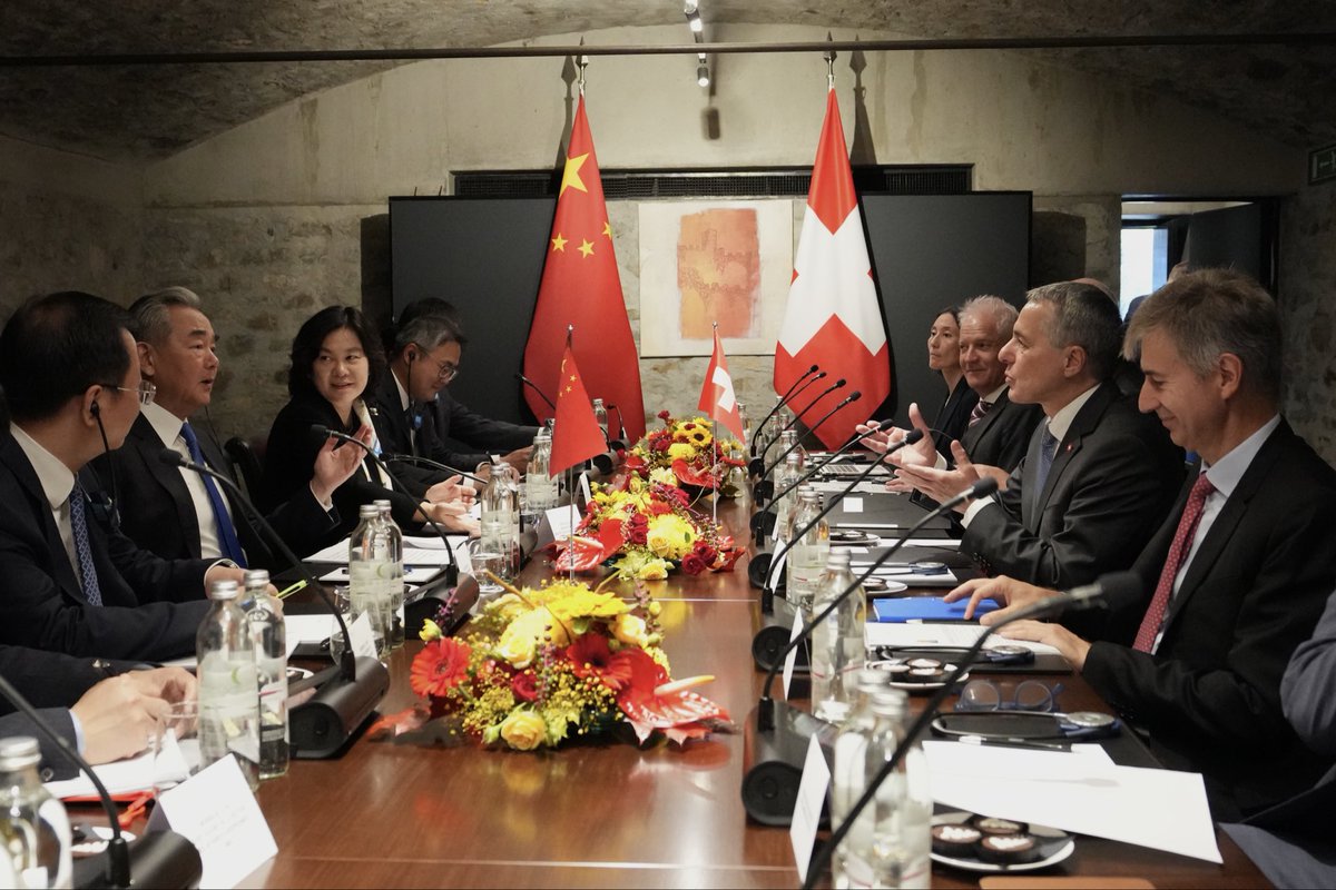 Pleased to welcome 🇨🇳 FM Wang Yi to #Switzerland for our strategic dialogue, following our last meeting in #China in April.

Our discussions focused on bilateral #cooperation, the modernization of the free trade agreement, global stability and #multilateralism.

A frank and
