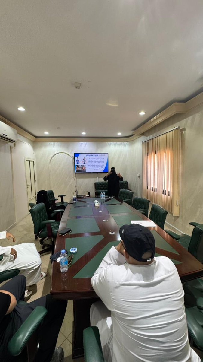 jeddeafc's tweet image. أقام مجلس إدارة #نادي_الصم_بجدة دورة تدريبية في لغة الإشارة لرئيس وأعضاء المجلس، قدمت الدورة الأستاذة صفا بامسلم – نائب رئيس المجلس.
✨ تأتي هذه المبادرة تعزيزًا للتواصل الفعّال وتمكين الكوادر داخل النادي.
#رؤية_السعودية_2030