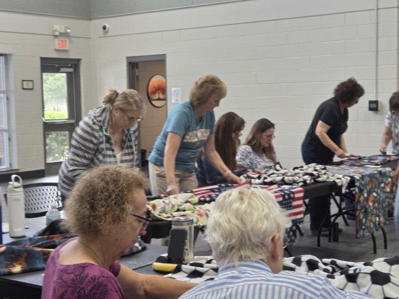 OviedoRecNParks's tweet image. Packed house for the Project Linus blanket making session. All blankets are donated to local children in crisis. 407-971-5575
