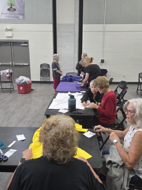 OviedoRecNParks's tweet image. Packed house for the Project Linus blanket making session. All blankets are donated to local children in crisis. 407-971-5575