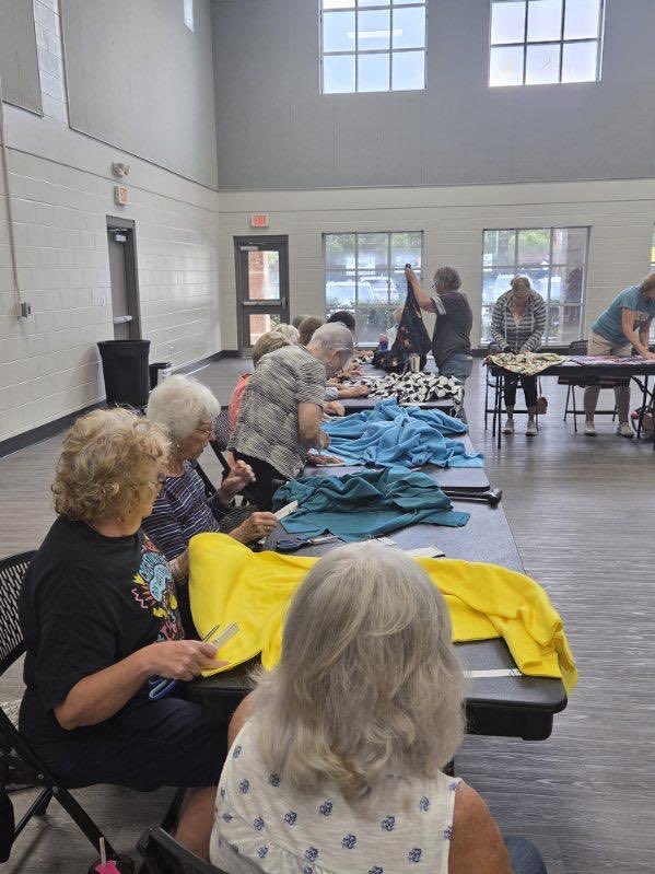 OviedoRecNParks's tweet image. Packed house for the Project Linus blanket making session. All blankets are donated to local children in crisis. 407-971-5575
