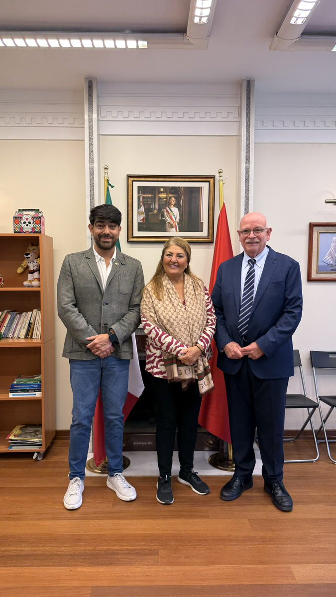 Un placer recibir en <a href="/ConsulmexETB/">Consulmex Estambul</a> a la Mtra. Tere Moya y a Rodolfo Cadena de <a href="/anahuacalli/">Museo Diego Rivera Anahuacalli</a> , en su ruta a Vaku, Azerbaiyán, en donde presentarán con <a href="/EmbaMexAze/">Embamex Azerbaiyán</a> una exposición del gran Diego Rivera. ¡Ojalá se logre presentar posteriormente con <a href="/EmbaMexTur/">EmbaMexTur</a> en Turkiye!