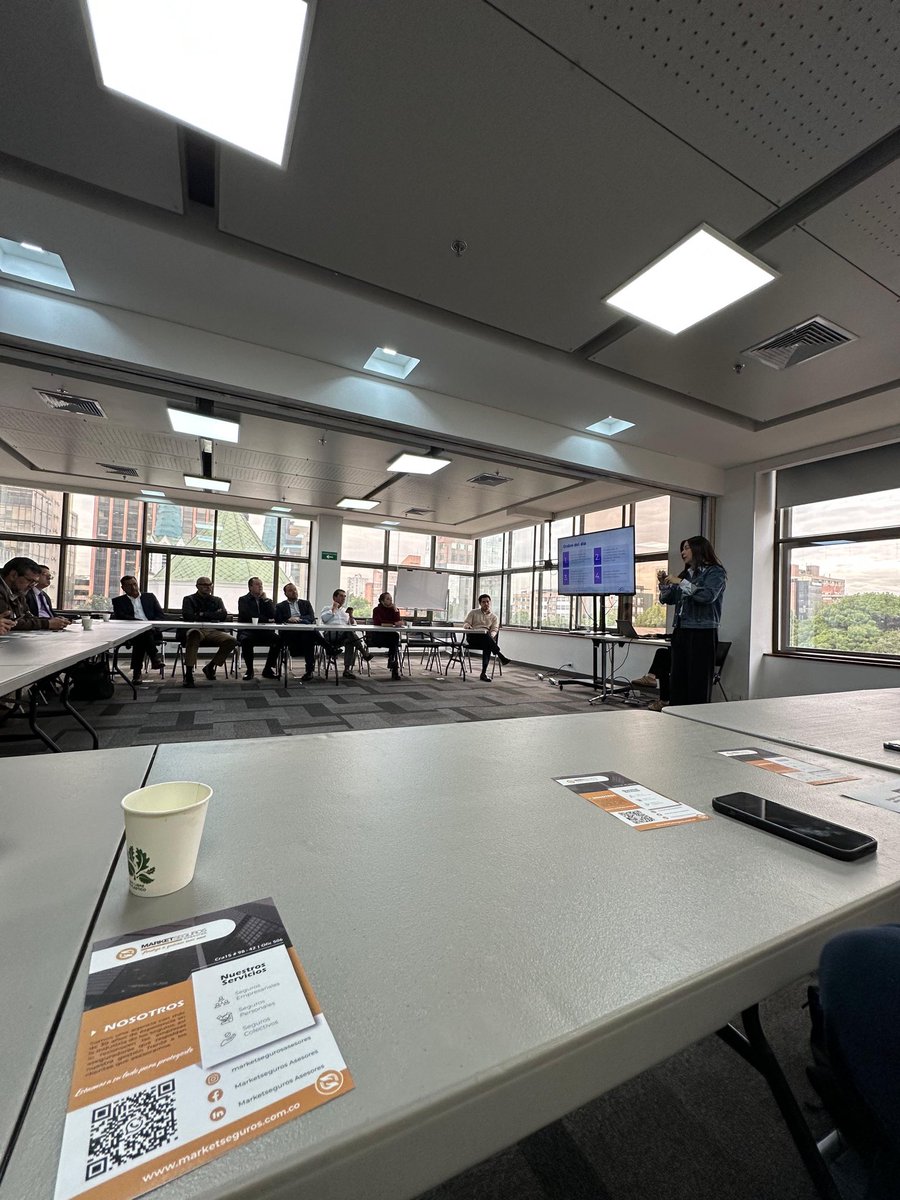 Hoy en reunión del gremio de Centros Comerciales afiliados a <a href="/FenalcoBogota/">Fenalco Bogotá Cundinamarca</a> , junto a la Sección de Investigación de Bogotá y la #camaradediversidad 🤝
Gracias a C.C. Avenida Chile por ser anfitriones.
Con Yazmín Lombana, Julián Barragán, David Ortiz y colegas.