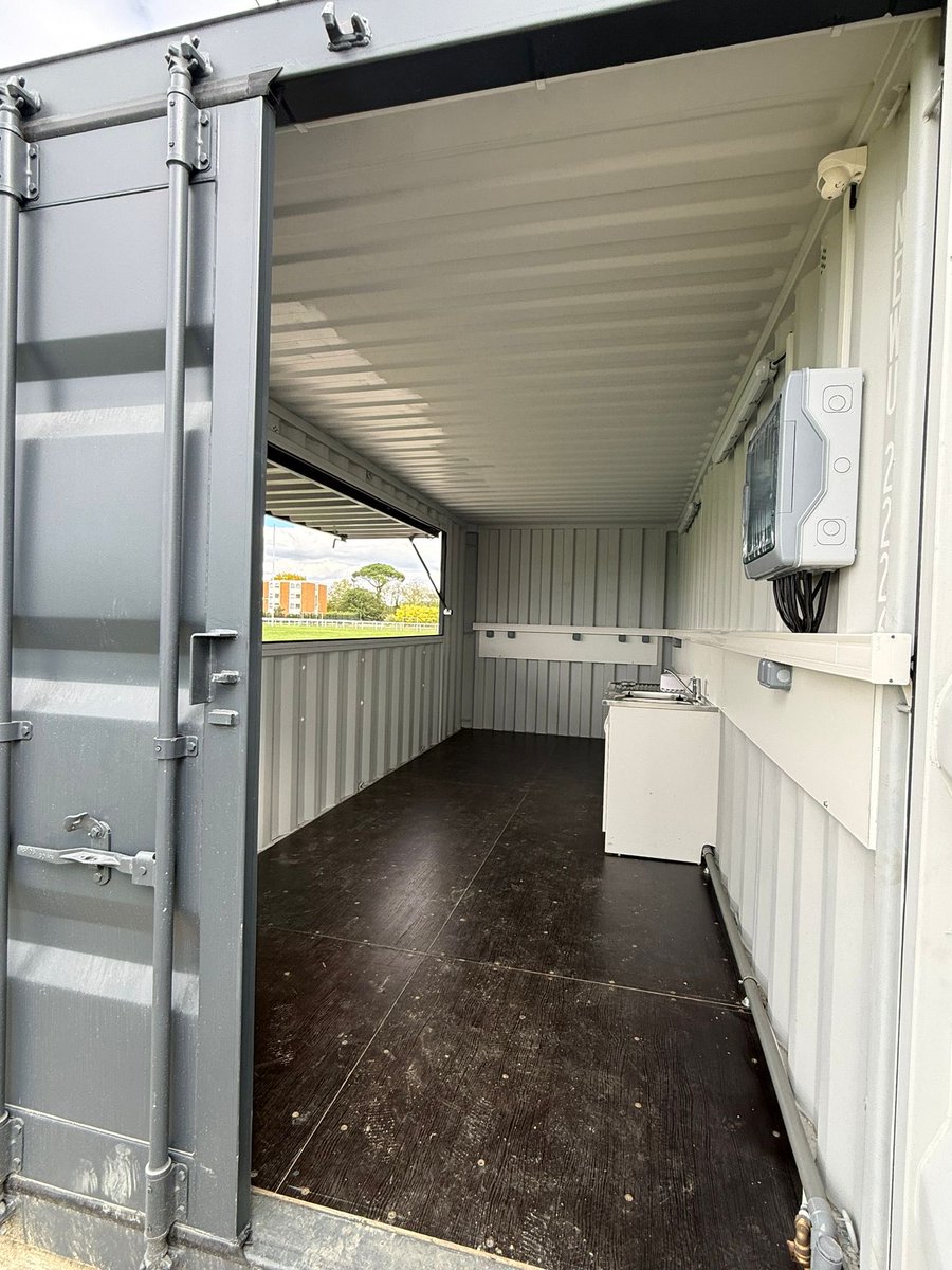 Remise des clés pour la nouvelle buvette du Toulouse Rugby Club à Basso-Cambo.

Joueurs, supporters et familles disposent désormais d’un container-buvette entièrement aménagé pour partager des moments conviviaux autour du terrain.