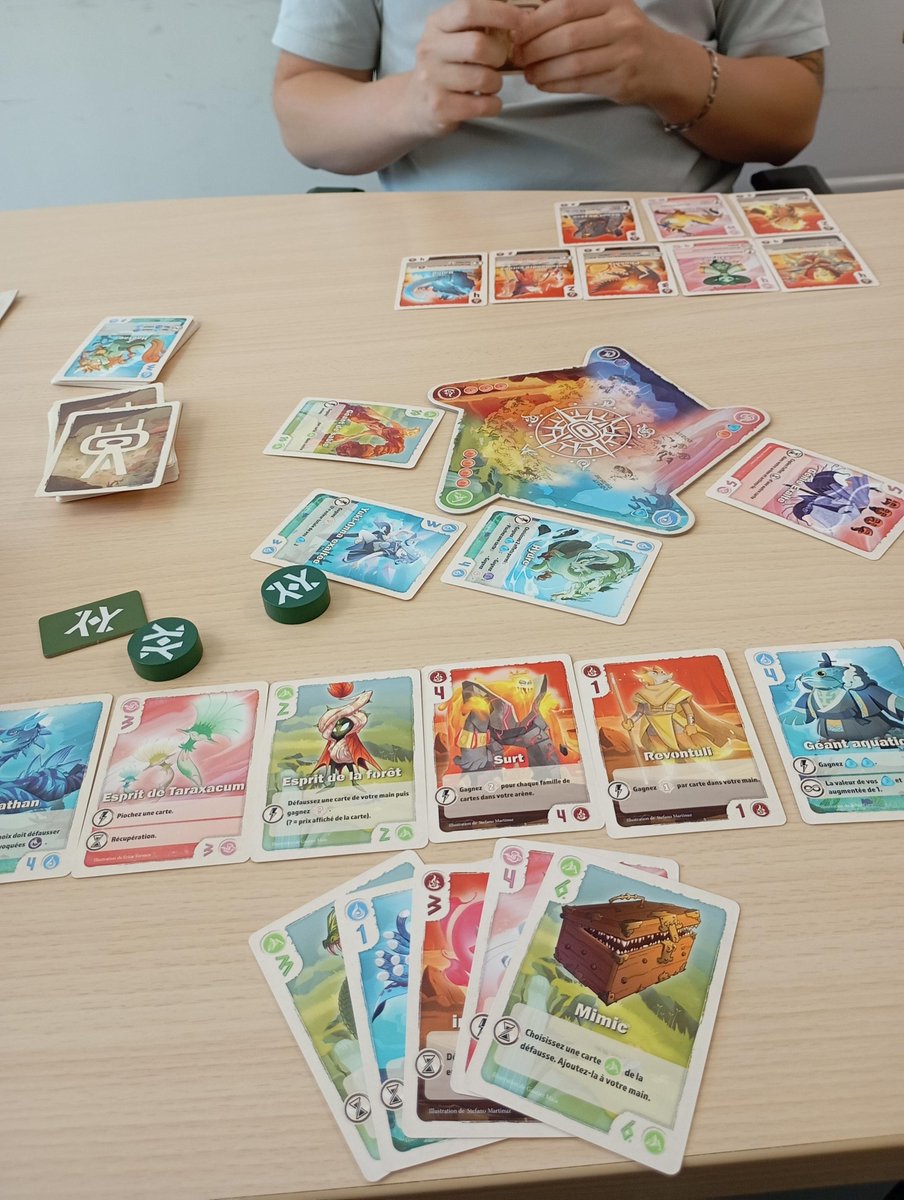Ce midi, pendant la pause, le jeune collègue m'a proposé une partie de "Vale of Eternity" ... Il m'a roulé dessus comme il sait bien le dire  🙄
#boardgames #j2s #jeuxdesociete #jds #juegosdemesa