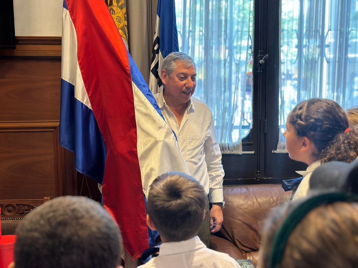 Hoy recibí en mi despacho a los niños de 5º año de la Escuela Nº 3.
Un gusto compartir con ellos sobre el trabajo que hacemos en el Gobierno Departamental!